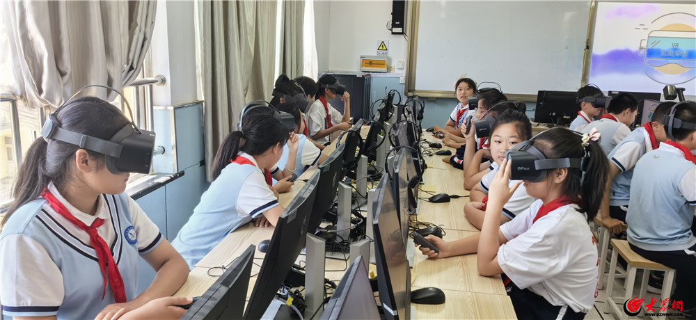 数字科技引领校园安全新风尚青岛郑州路小学开展VR体验式安全活动(图3)