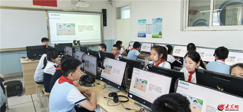 数字科技引领校园安全新风尚青岛郑州路小学开展VR体验式安全活动(图4)