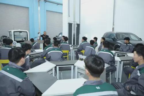 米乐M6平台：毕业就出徒!长春数字科技职业学院智能汽车技术学院与名企合作(图2)