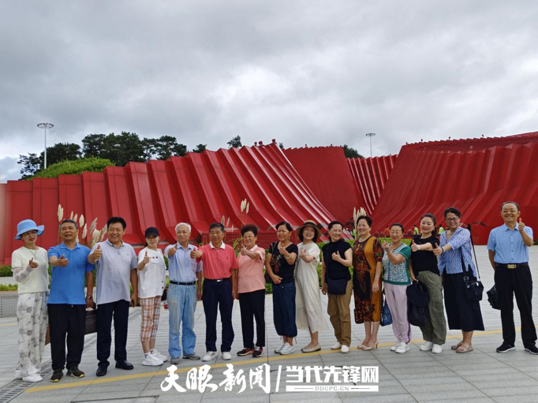 忆长征故事扬优良作风——贵州省委组织部机关离退休老同志赴“红飘带”长征数字科技馆参观活动