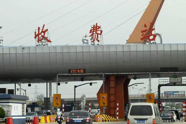 米乐M6平台：钱都去哪了？是谁掏空了地方财政才造成国道上收费？(图2)