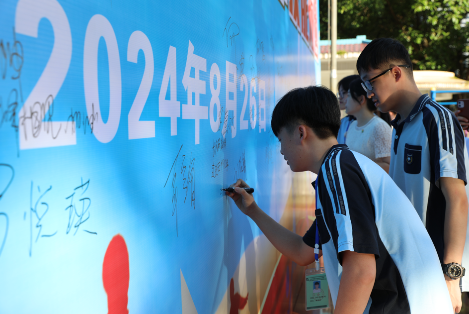 用“奥运精神”照亮新征程！南宁市第六职业技术学校2024年秋季学期开学典礼举行(图3)