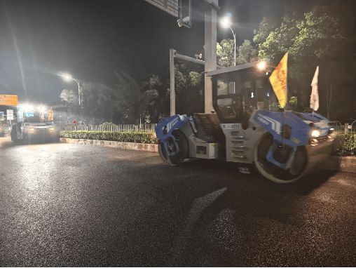 智慧养护新模式！深圳道路养护首次实现“无人驾驶”路面摊铺(图2)