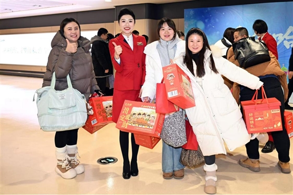 哈尔滨启动感恩游客行动：迎新年首趟航班送红肠鸡架东北特色年货和保暖三件套(图3)