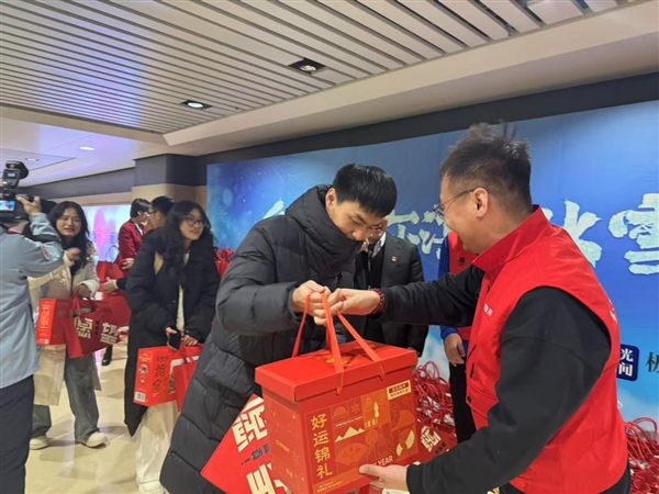 哈尔滨启动感恩游客行动：迎新年首趟航班送红肠鸡架东北特色年货和保暖三件套(图2)
