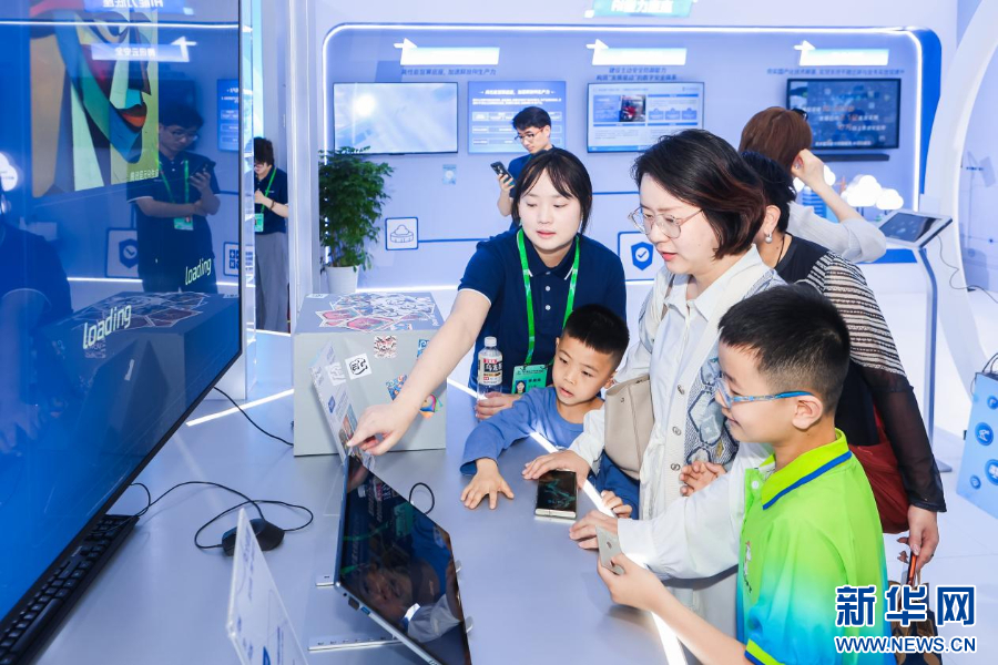 组图｜峰会打卡：看未来“高数值”生活-新华网(图7)