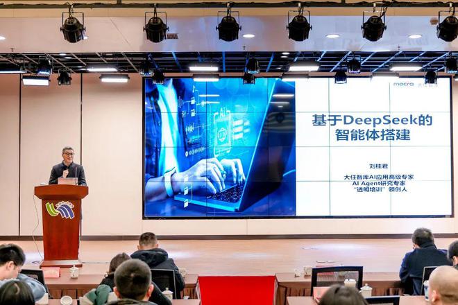 福建AI智慧升级加速度“百模千智万企”驿启行动掀起智创未来热度(图12)