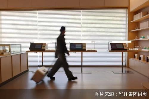 米乐M6：2025深蓝智库｜店长都用数字人昔日“人力密集型”酒店业全面转型“人机协同”(图2)