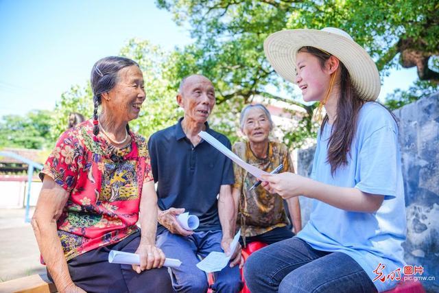直播助农、健康义诊、扮靓街巷……青年学子暑期返乡服务桑梓(图4)