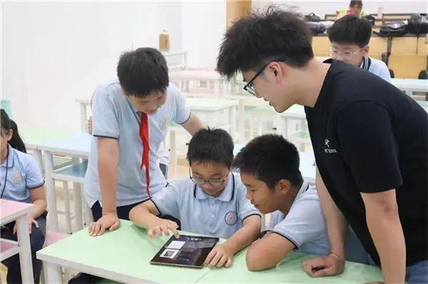 杭电AI科普课：国产大模型点燃儿童科技梦(图1)