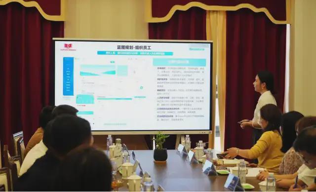 老师人手一个AI“管家”！华天星海上新EHR系统智慧管理再升级