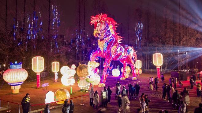米乐M6平台：逍遥津万灯齐明！2026庐州新春灯会璀璨启幕！(图3)