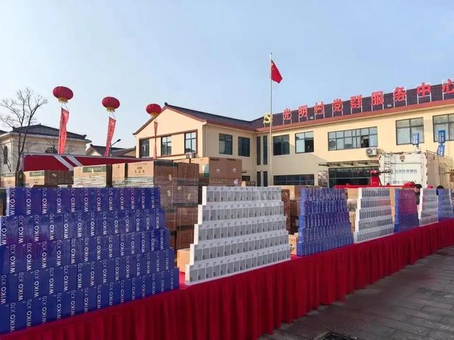 刘强东给老家送的手机能砌一堵墙