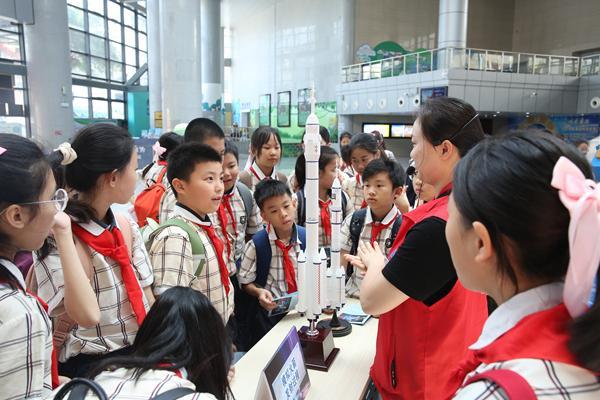 米乐M6网页版：南宁市科技馆开展中国航天日系列科普活动(图2)